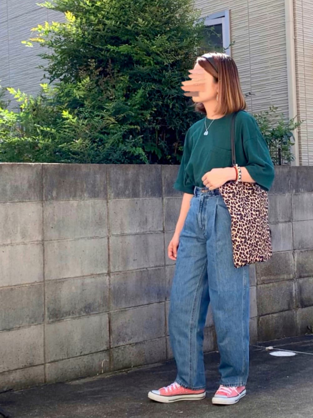 「コンバース、トートバッグ、レオパード、グリーン、ピンク、Tシャツ、大人カジュアル、休日スタイル、デニムパンツ、カチューシャ、ワイドデニム」｜「CIAOPANIC TYPYのUSAコットン半袖ポケットTee（Tシャツ/カットソー、グリーン系）」を使った、Maya☺︎さん（レディース・154cm）の秋コーディネートの1枚目の写真