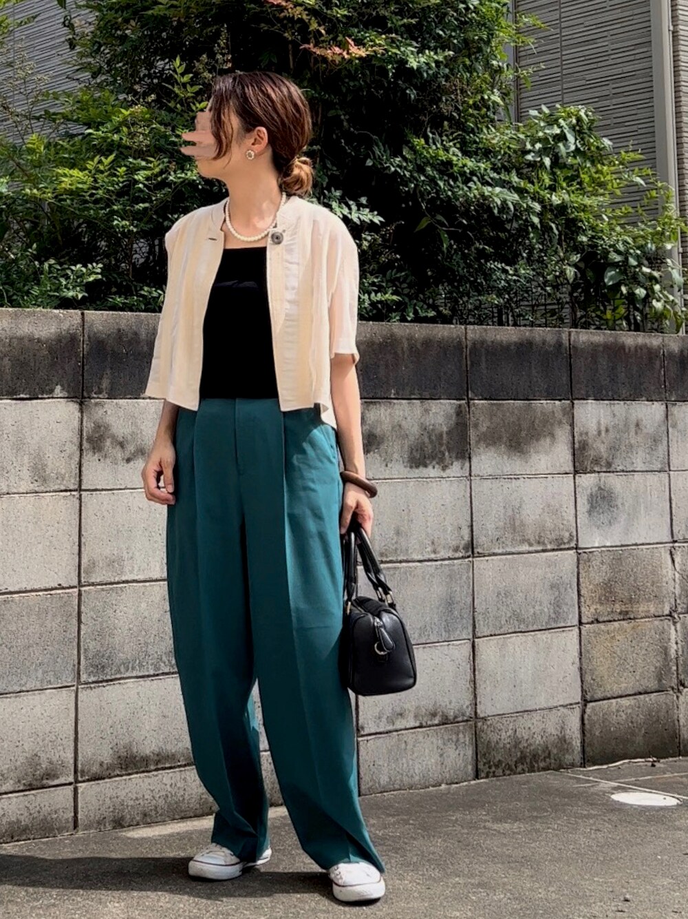グリーン系のその他パンツ、ホワイト系のスニーカー、ベージュ系のジャケット/アウターを着用したレディースの夏コーディネートの1枚目の写真