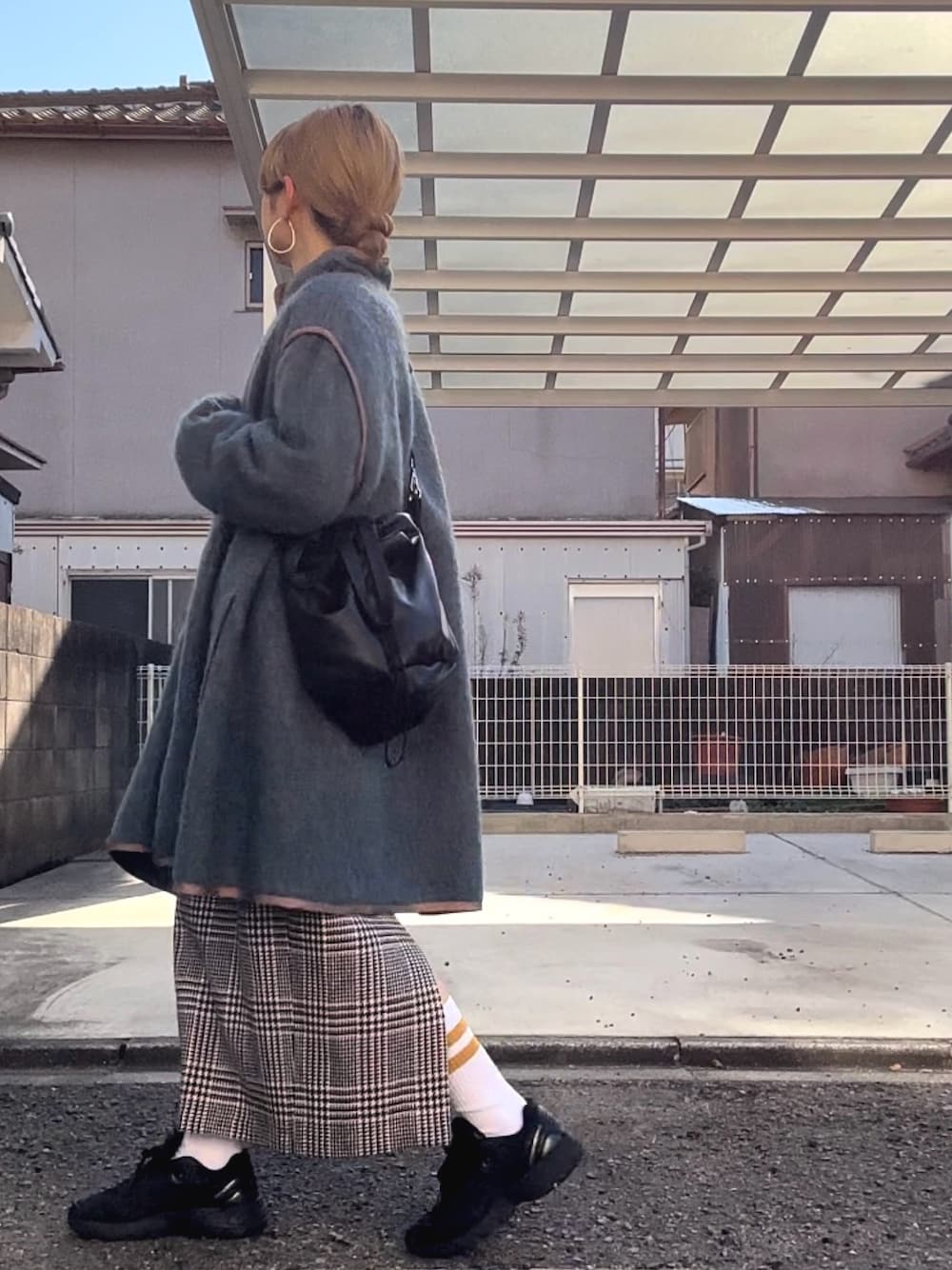 「Aラインコート、モヘアコート、ロングスカート、タイトスカート、チェック、スニーカー、ショルダーバッグ、大人カジュアル、古着、古着コーデ」｜「usedの100% MOHAIR（ジャケット/アウター、ブルー系）」を使った、Maya☺︎さん（レディース・153cm）の冬コーディネートの1枚目の写真