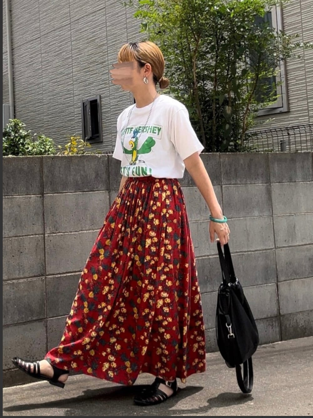 「Tシャツ、プリントT、ロングスカート、柄スカート、カラフル、ショルダーバッグ、グルカサンダル、古着MIX、古着、シンプルコーデ、大人カジュアル」｜「usedのアイテム（Tシャツ/カットソー、ホワイト系）」を使った、Maya☺︎さん（レディース・153cm）の夏コーディネートの1枚目の写真