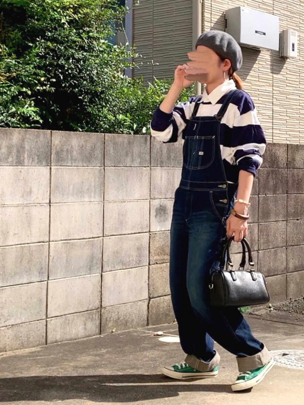 「コンバース、ボーダー、グリーン、ベレー帽、サロペット、オーバーオール、大人カジュアル、ミニボストン、ミニバッグ、楽チンコーデ、デニムサロペット、ラガーシャツ」｜「Leeのオーバーオール（サロペット/オーバーオール、ブルー系）」を使った、Maya☺︎さん（レディース・154cm）の秋コーディネートの1枚目の写真