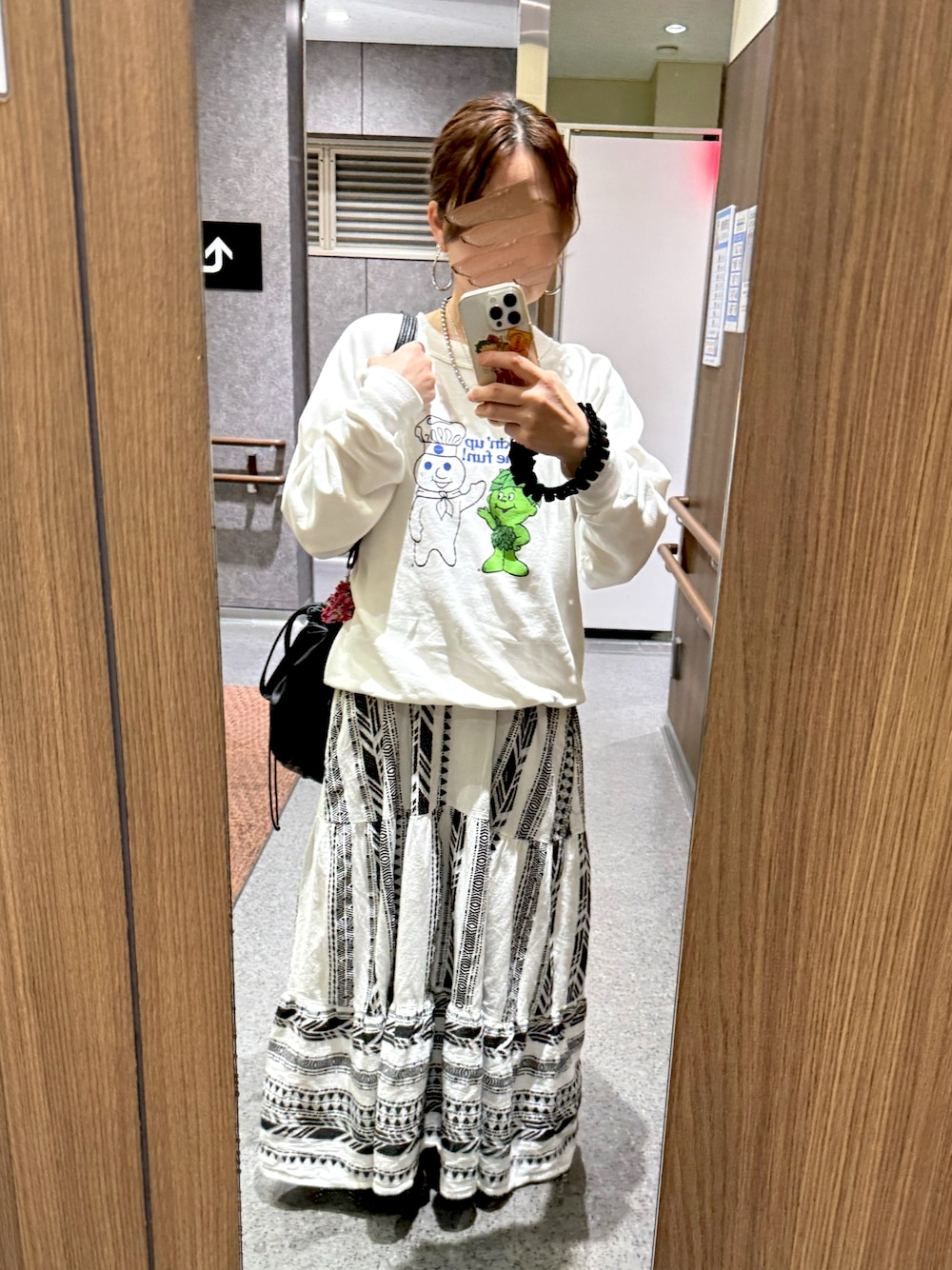 ブラック系のショルダーバッグ、ホワイト系のスウェット、ホワイト系のワンピースを着用したレディースの春コーディネートの1枚目の写真