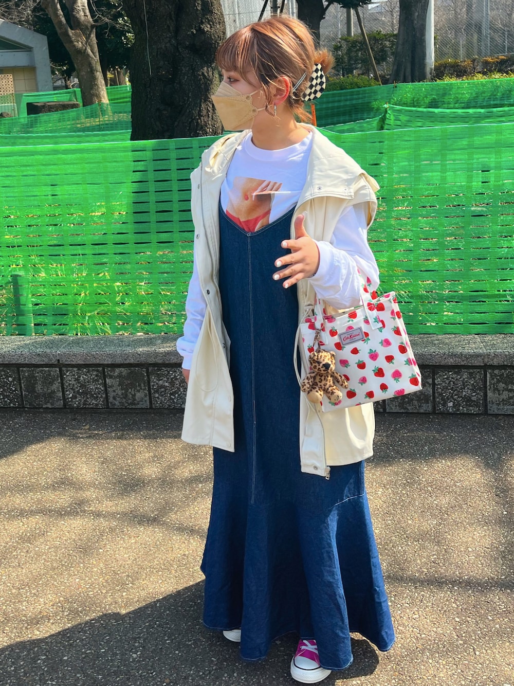 「春服、シンプル、プチプラコーデ、オーバーサイズ、おしゃれさんと繋がりたい、低身長コーデ、デニムコーデ、キャミワンピ、キレイめ、きれいめカジュアル、スニーカーコーデ、いいね、save、フォローお願いします🤑、シンプルコーデ、ロングスカート、カラーニット」｜「WEGOのアイテム（Tシャツ/カットソー、ホワイト系）」を使った、manaさん（レディース・152cm）の春コーディネートの1枚目の写真