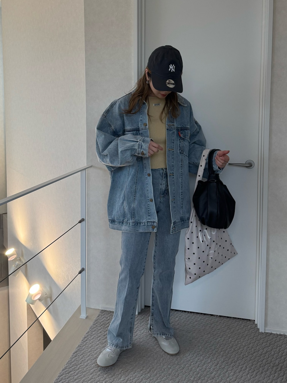 「春色、薄色デニム、デニムオンデニム、Ungrid、Discoat、EVOL(EVOL)、スニーカー、大人カジュアル、キャップ、春服コーデ、リブニット、カラーコーデ、PR、デニム、春コーデ」｜「EVOLの【軽量・柔らかい】レースアップスニーカー IY5717（スニーカー、グレー系）」を使った、MISATO さん（レディース・161cm）の春コーディネートの1枚目の写真