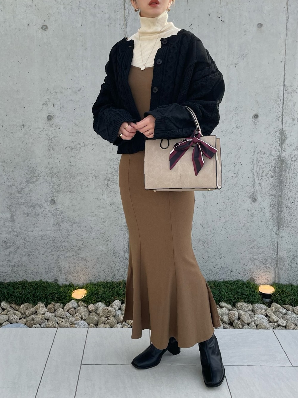 「サックスバー(SAC'S BAR)、マーメイドワンピース、キャミワンピ、ショートカーディガン、ケーブルニット、タートルネック、y/m、きれいめカジュアル、ブーツ、ショートブーツ、秋コーデ、LAUIR、韓国ファッション、プチプラ、レイヤードスタイル」｜「SAC’S BARのアイテム（バッグ、ベージュ系）」を使った、MISATO さん（レディース・161cm）の秋コーディネートの1枚目の写真