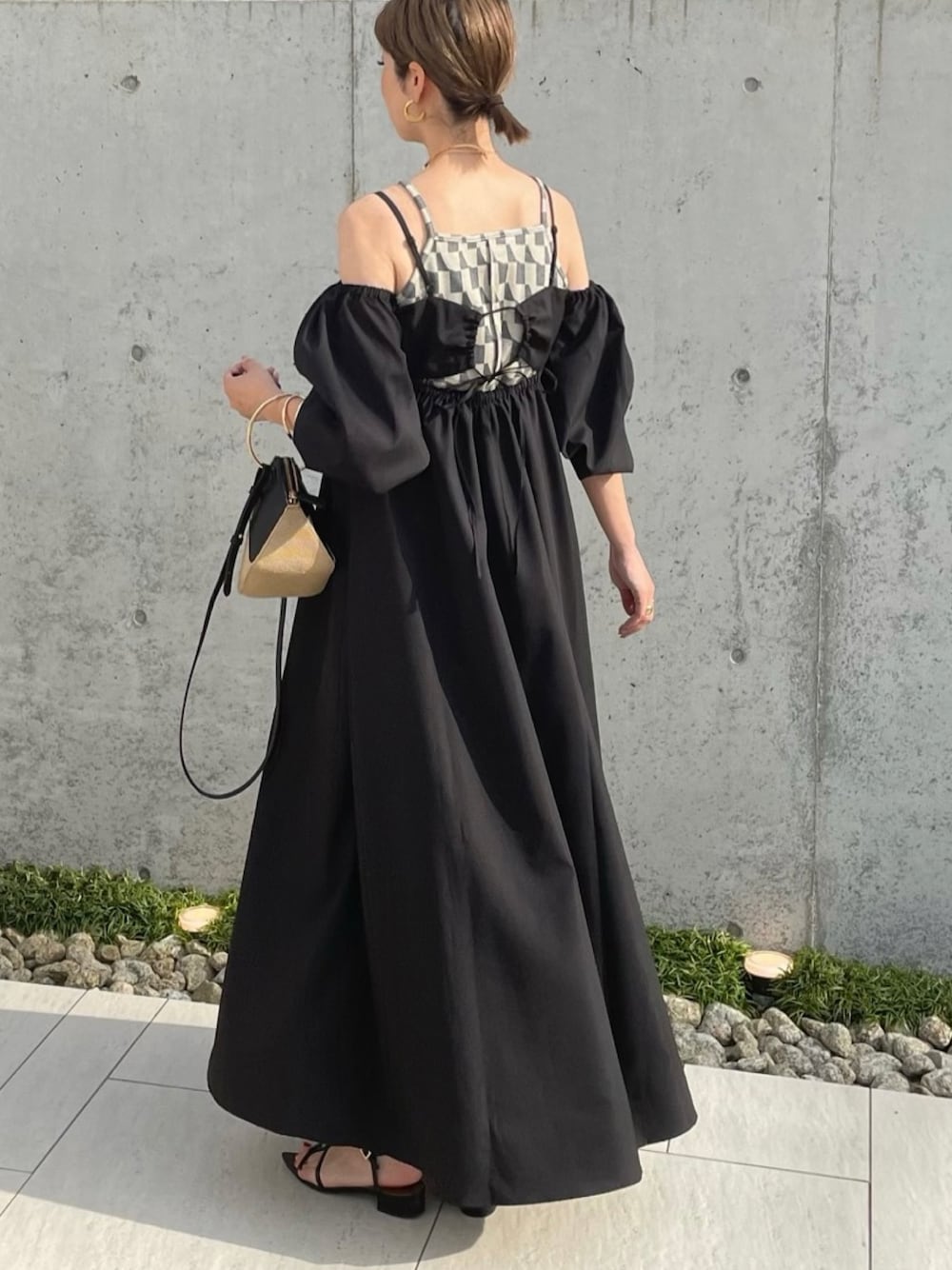 「オフショルダー、オフショルワンピース、Stylevoice for xxx、ワンピース、おでかけコーデ、ブラックコーデ、大人女子、Tストラップサンダル、EVOL(EVOL)、サンダル、夏コーデ、バックシャン、ロングワンピース、STYLEVOICE、Kastane」｜「Stylevoice for xxxのオフショルボリュームスリーブワンピース（ワンピース、ブラック系）」を使った、MISATO さん（レディース・161cm）の春コーディネートの1枚目の写真