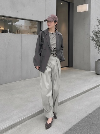 「THE YOn(ザヨン)のボックスタックツイルワイドパンツ(カーゴパンツ)」を使った、MISATO さん(レディース・161cm)の秋コーディネート