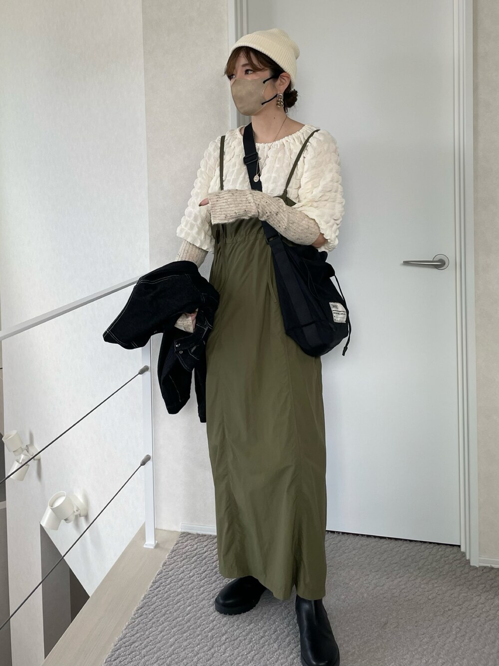 グリーン系のワンピース、ブラック系のショルダーバッグ、ホワイト系のTシャツ/カットソーを着用したレディースの春コーディネートの1枚目の写真