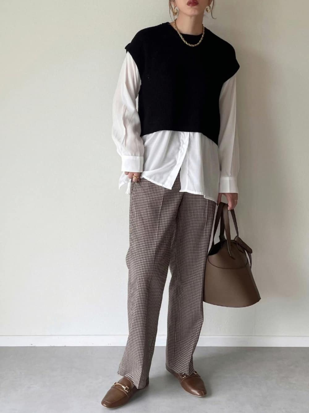 ブラック系のシャツ/ブラウス、ブラウン系のその他パンツ、ブラウン系のショルダーバッグを着用したレディースの秋コーディネートの1枚目の写真