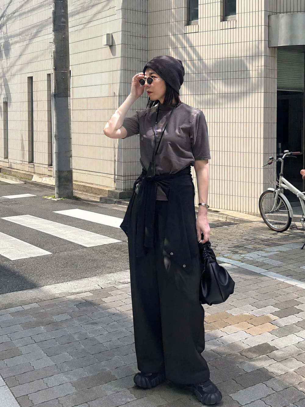 グレー系のTシャツ/カットソー、ブラック系のショルダーバッグ、ブラック系のカーディガン/ボレロを着用したレディースの夏コーディネートの1枚目の写真