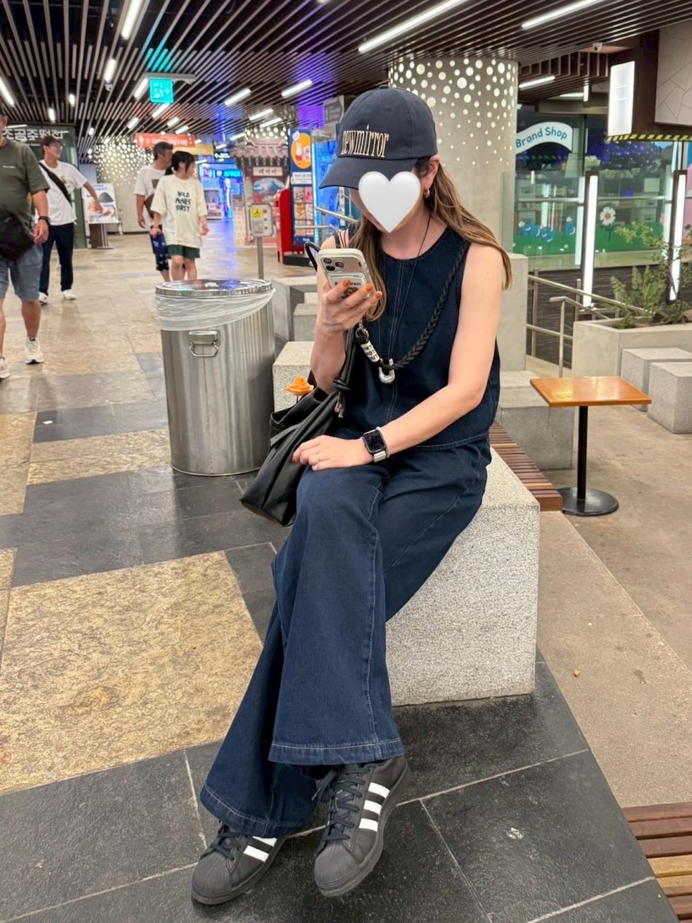 「セットアップ、デニムセットアップ、旅行コーデ、韓国コーデ、キャップ、shein、プチプラ、スニーカー、大人カジュアル、シンプルコーデ、夏コーデ、ノースリーブ、ワントーン、デニム、着回しコーデ」｜「dueiの"newmirror" キャップ（キャップ、ブルー系）」を使った、MISATO さん（骨格ウェーブ・レディース・161cm）の夏コーディネートの1枚目の写真