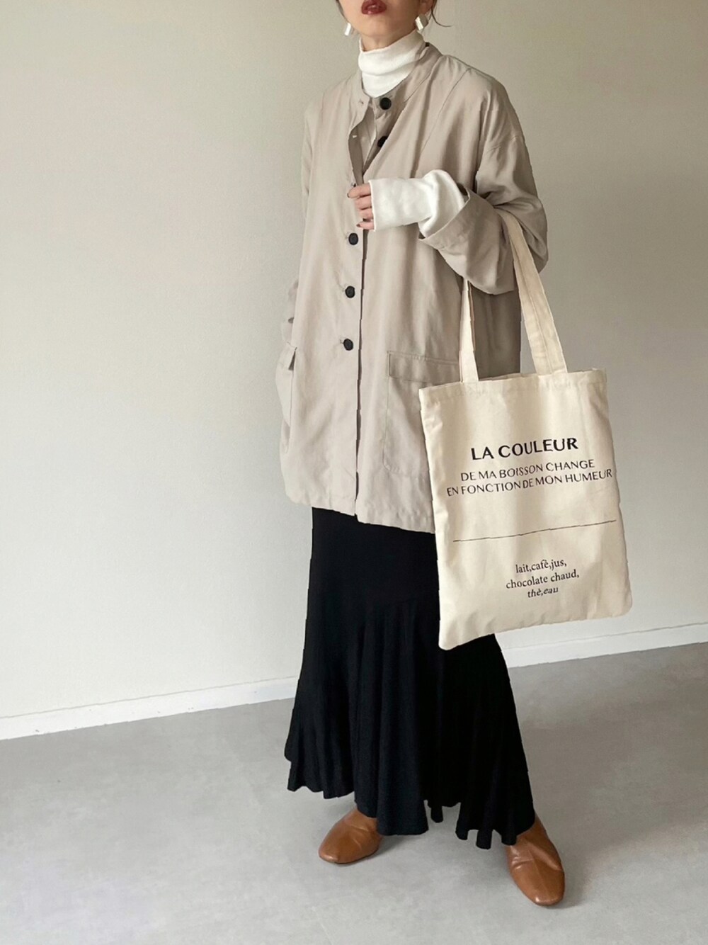 「トートバッグ、ブーツ、秋のコーデ、タートルネック、オーバーサイズ、大人カジュアル、ロングスカート、シャツジャケット、プチプラ、マーメイドスカート、秋服、ライトアウター、ロゴトート、y/m、イムバイミサト」｜「y/m by misatoのスタンドシャツジャケット（その他アウター、ベージュ系）」を使った、MISATO さん（レディース・161cm）の冬コーディネートの1枚目の写真