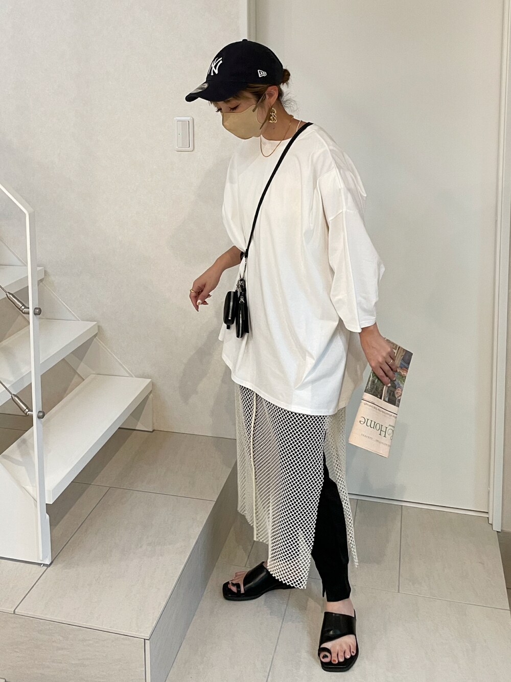 ホワイト系のTシャツ/カットソー、ホワイト系のベスト、ブラック系のその他パンツを着用したレディースの夏コーディネートの1枚目の写真