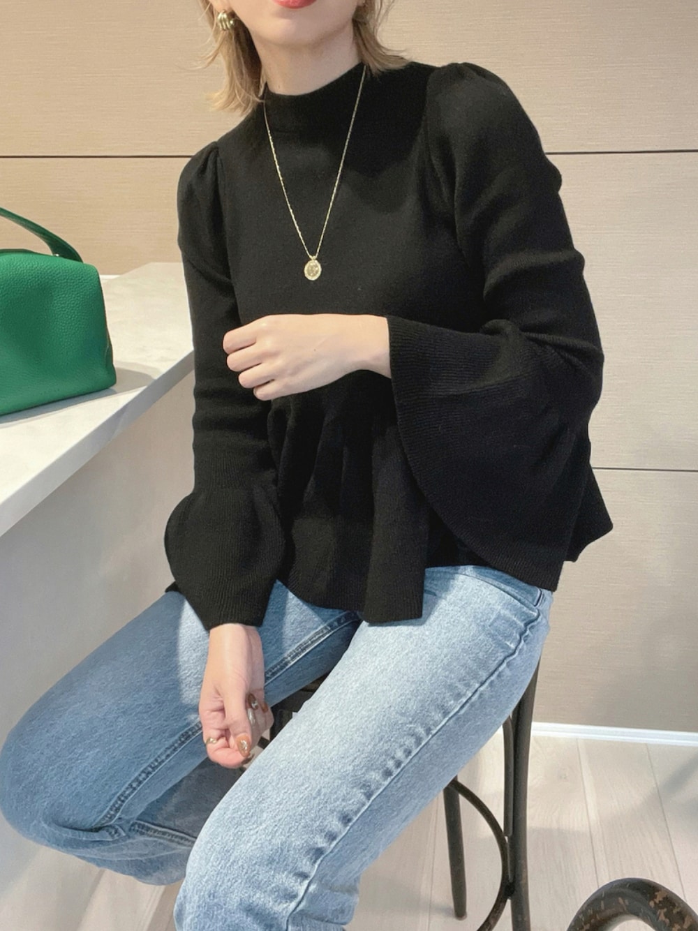 「デニム、大人カジュアル、差し色、プチプラ、ニットプルオーバー、シンプルコーデ、ぺプラムトップス、大人かわいい、フレアスリーブ、コインネックレス、秋コーデ、スクエアバッグ、秋服コーデ、モーメントプラス、moment+」｜「moment+の【2021A/W New Arrival】12G ペプラムフリル モックネックニットプルオーバー（ニット/セーター、ブラック系）」を使った、MISATO さん（レディース・161cm）の秋コーディネートの1枚目の写真