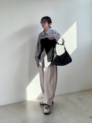 「THE YOn（ザヨン）のツイルタックコクーンパンツ（チノパンツ）」を使った、MISATO さん（レディース・161cm）の春コーディネート