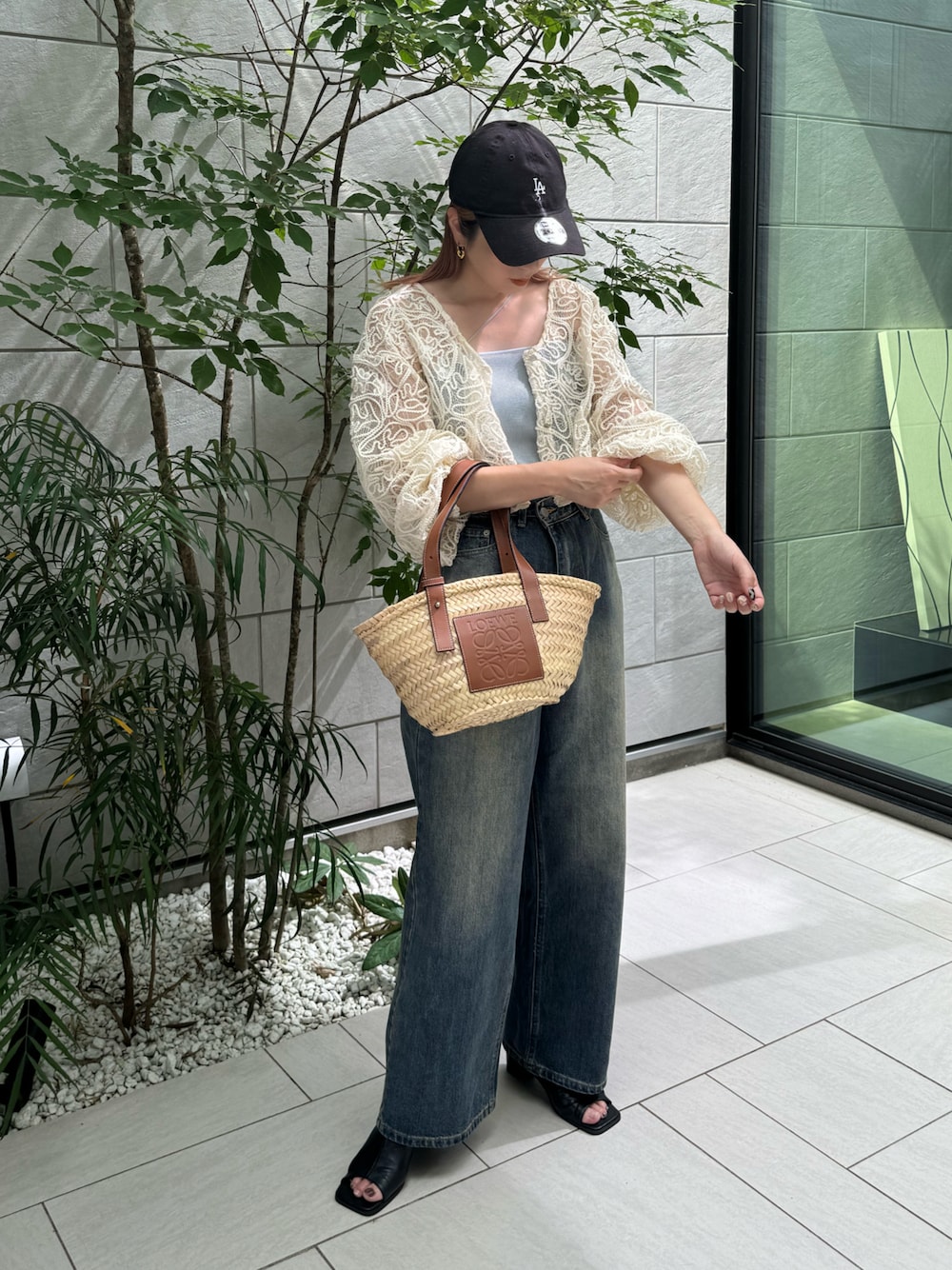 ホワイト系のカーディガン/ボレロ、ブルー系のデニムパンツ、ブルー系のキャミソールを着用したレディースの夏コーディネートの1枚目の写真