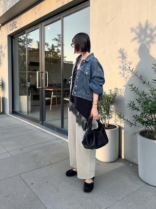 「LOWRYS FARM（ローリーズファーム）のカットイージーコクーンパンツ２ 491345（デニムパンツ）」を使った、MISATO さん（レディース・161cm）の春コーディネート