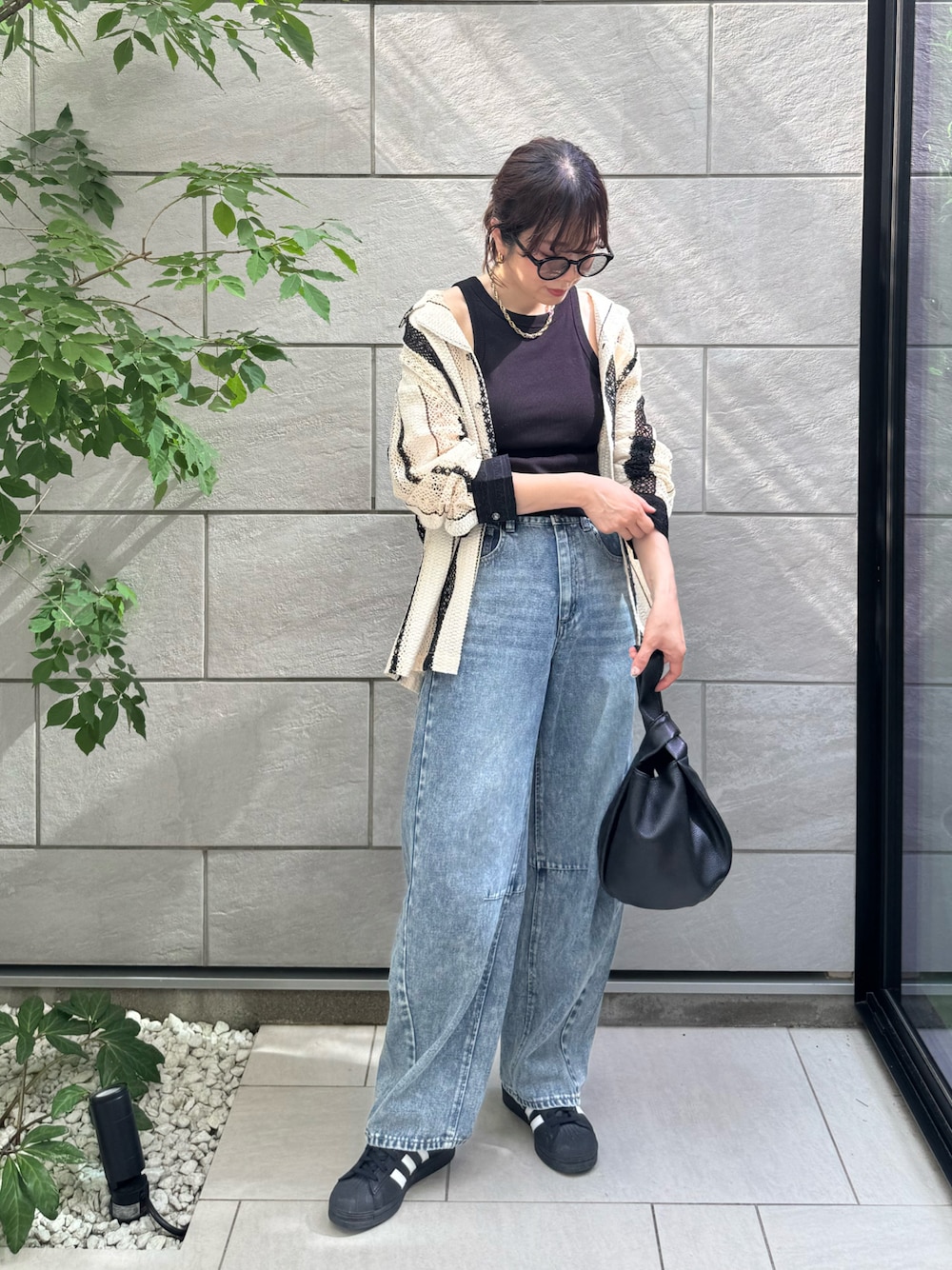 「夏コーデ、ストライプシャツ、大人カジュアル、カーブデニム、アメスリ、GRL、DFFUR.、シャツスタイル、スニーカー、デニム、着回しコーデ、カジュアルスタイル、ラウンドバッグ、adidas、透かし編み」｜「adidasのadidas アディダス EG4959 SUPERSTAR BLK/WHT（スニーカー、ブラック系）」を使った、MISATO さん（骨格ウェーブ・レディース・161cm）の夏コーディネートの1枚目の写真