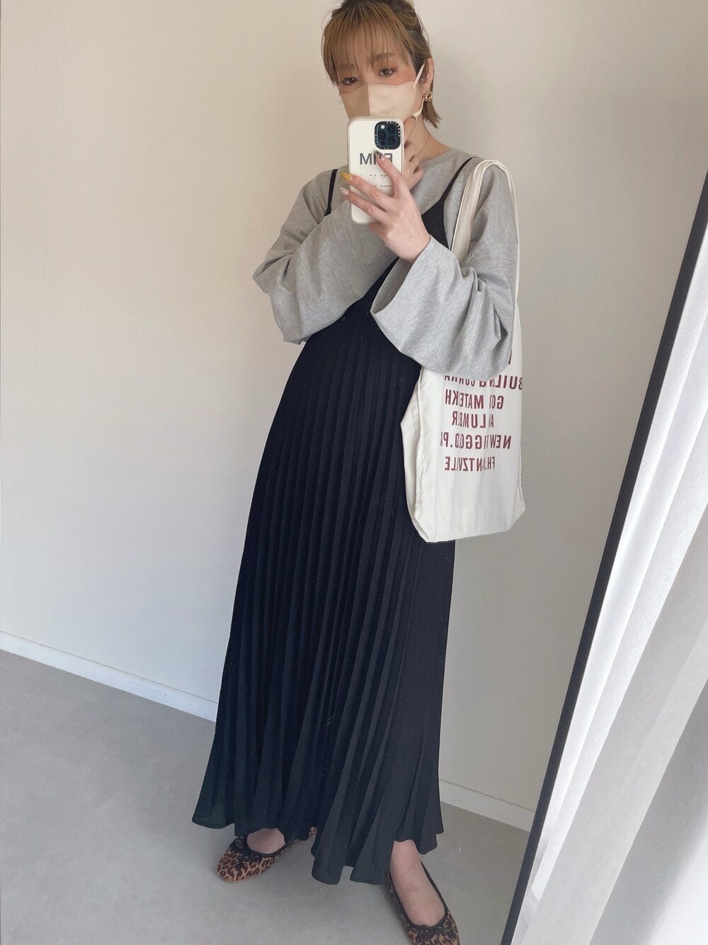 「今日のコスメと服、プリーツワンピース、キャミワンピ、ゆるトップス、レイヤードスタイル、バレエシューズ、レオパード、春コーデ、大人カジュアル、y/m、dholic、着回しコーデ、トートバッグ、オレンジメイク、春コスメ」｜「SNIDEL BEAUTYのSNIDEL BEAUTY / アクアジェム　ティント　01～03（アイシャドウ、オレンジ系）」を使った、MISATO さん（レディース・161cm）の春コーディネートの1枚目の写真