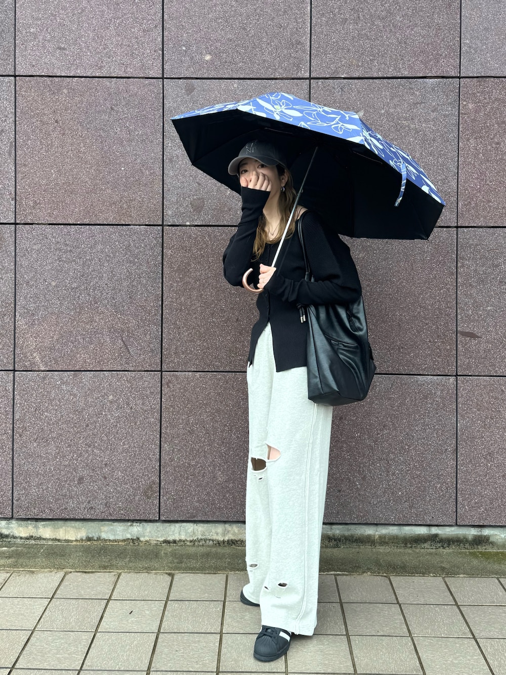 グレー系のスウェットパンツ、ブラック系のカーディガン/ボレロ、ブラック系のショルダーバッグを着用したレディースの春コーディネートの1枚目の写真