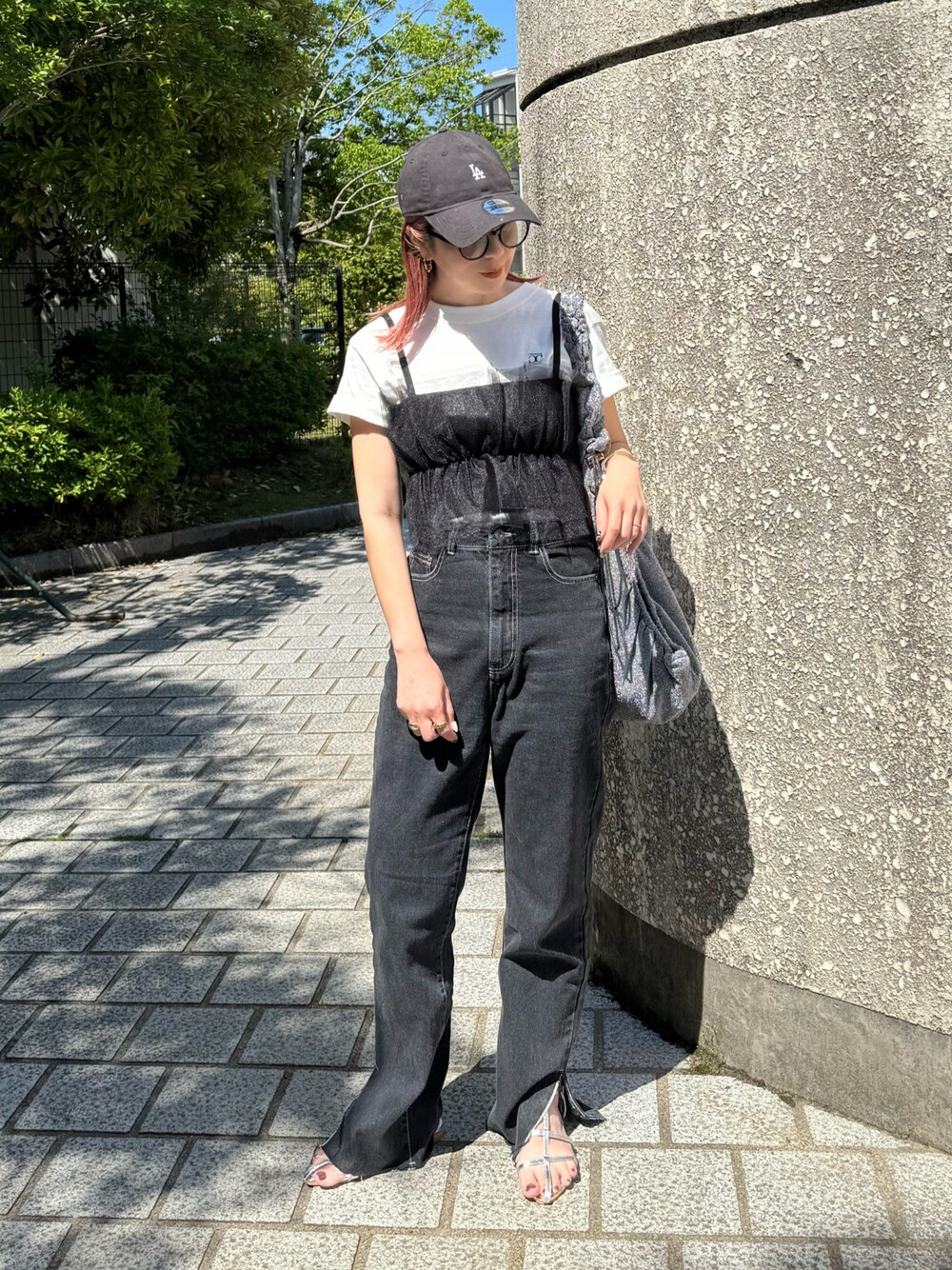 ホワイト系のTシャツ/カットソー、ブラック系のデニムパンツ、シルバー系のトートバッグを着用したレディースの春コーディネートの1枚目の写真