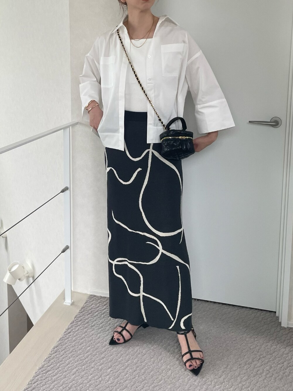 「cloenc、クロエンス、瀬戸晴加、オーバーシャツ、大人カジュアル、春コーデ、シャツスタイル、Tストラップサンダル、ロングスカート、capricieuxlemage、EVOL(EVOL)、柄スカート、ショルダーバッグ、春服、着回しコーデ」｜「cloencのオーバーサイズシャツ（シャツ/ブラウス、ホワイト系）」を使った、MISATO さん（レディース・161cm）の春コーディネートの1枚目の写真