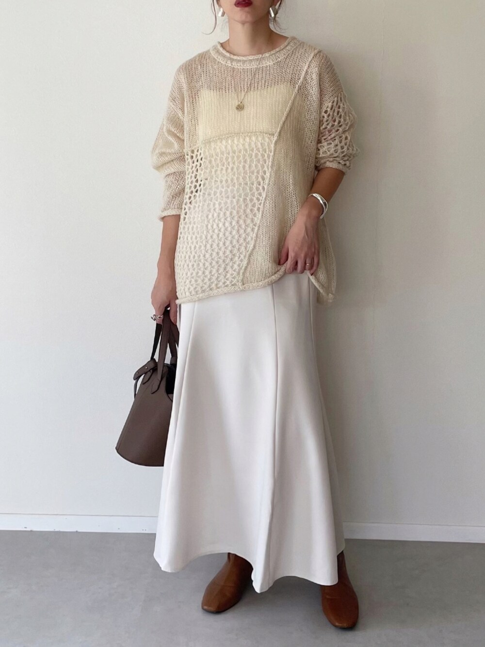 「ニット、ブーツ、ワントーンコーデ、大人カジュアル、ロングスカート、プチプラ、マーメイドスカート、ベージュコーデ、秋服、淡色コーデ、Angie、秋服コーデ、zozotown限定、モーメントプラス、moment+」｜「moment+のカラージョーゼット＆先染めチェック柄マーメイドフレアスカート（スカート、ホワイト系）」を使った、MISATO さん（レディース・161cm）の秋コーディネートの1枚目の写真
