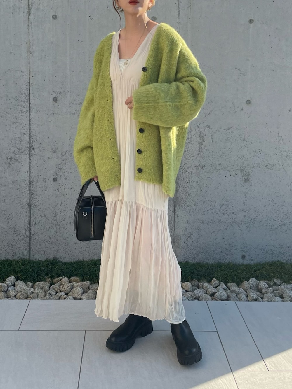 「w closet、カーディガン、カラーコーデ、ブークレニット、ざっくりニット、ライムグリーン、Kastane、サイドゴアブーツ、大人ガーリー、ワッシャーワンピース、ナチュラルスタイル、淡色コーデ、カラーニット、秋コーデ、y/m」｜「w closetのブークレ起毛ロングカーディガン（カーディガン/ボレロ、グリーン系）」を使った、MISATO さん（レディース・161cm）の秋コーディネートの1枚目の写真