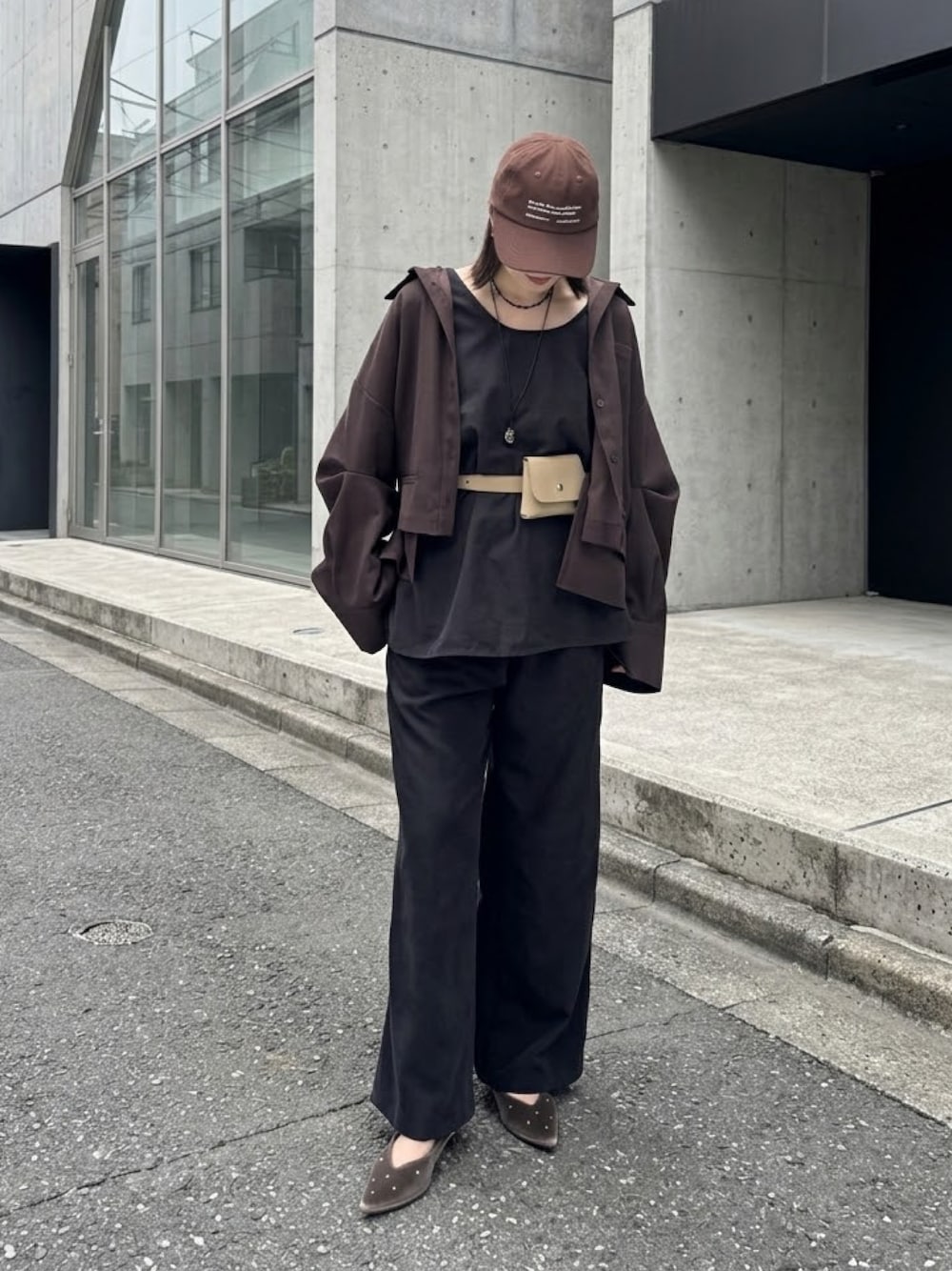 ブラック系のシャツ/ブラウス、ベージュ系のパンプス、ブラウン系のシャツ/ブラウスを着用したレディースの秋コーディネートの1枚目の写真