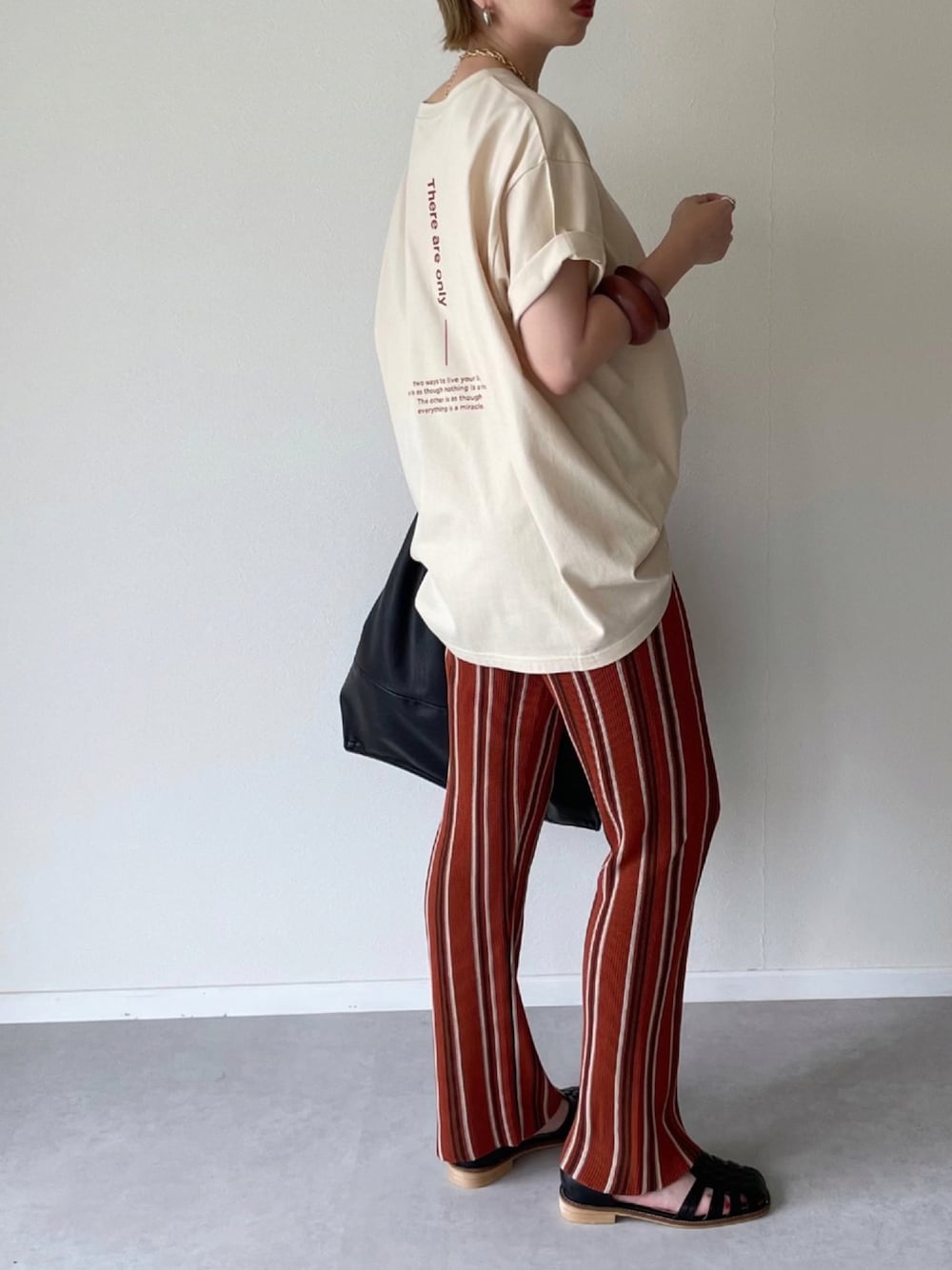 ベージュ系のTシャツ/カットソー、オレンジ系のその他パンツ、ブラック系のサンダルを着用したレディースの夏コーディネートの1枚目の写真