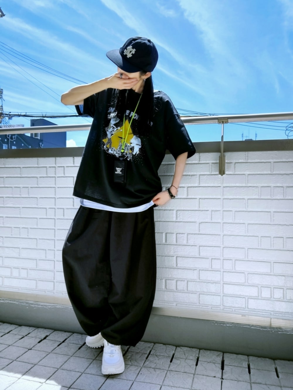 ホワイト系のスニーカー、ブラック系のパンツ、ブラック系のTシャツ/カットソーを着用したレディースの夏コーディネートの1枚目の写真