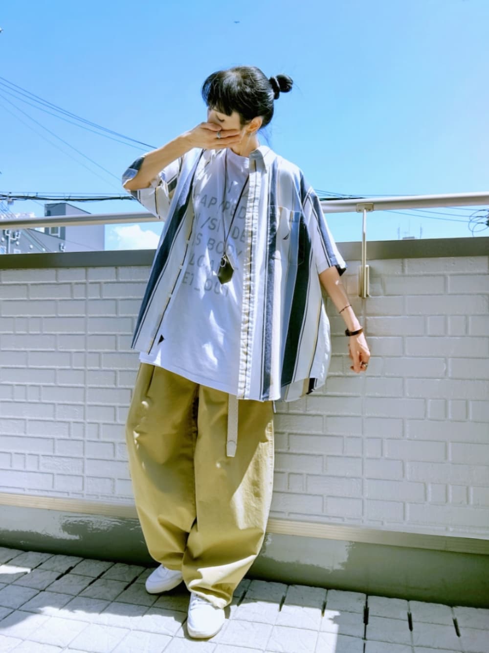 ホワイト系のスニーカー、ホワイト系のTシャツ/カットソー、その他のシャツ/ブラウスを着用したレディースの夏コーディネートの1枚目の写真