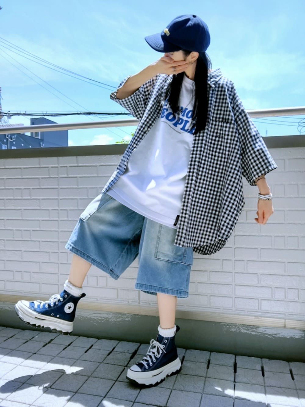 ブルー系のスニーカー、ブルー系のカーゴパンツ、ホワイト系のTシャツ/カットソーを着用したレディースの春コーディネートの1枚目の写真