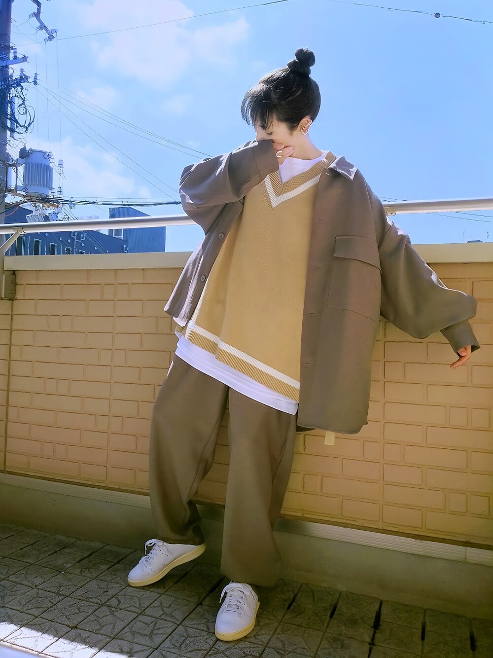 ベージュ系のシャツ/ブラウス、ベージュ系のベスト、ベージュ系のパンツを着用したレディースの秋コーディネートの1枚目の写真