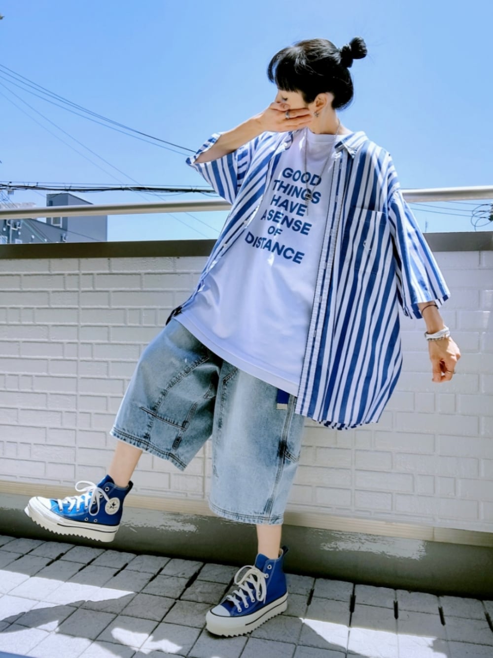 ブルー系のスニーカー、ブルー系のその他パンツ、ブルー系のシャツ/ブラウスを着用したレディースの春コーディネートの1枚目の写真