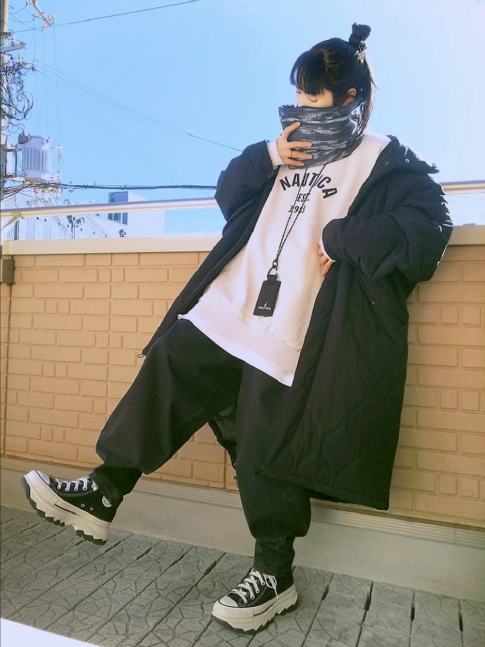 ブラック系のスニーカー、ブラック系のデニムパンツ、ブラック系のモッズコートを着用したレディースの冬コーディネートの1枚目の写真