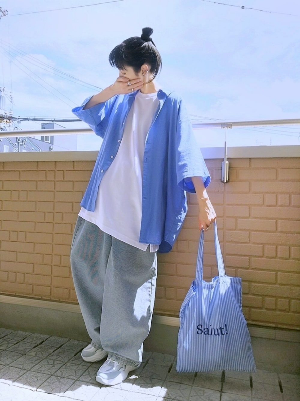ブルー系のトートバッグ、ブルー系のスニーカー、ブルー系のシャツ/ブラウスを着用したレディースの春コーディネートの1枚目の写真