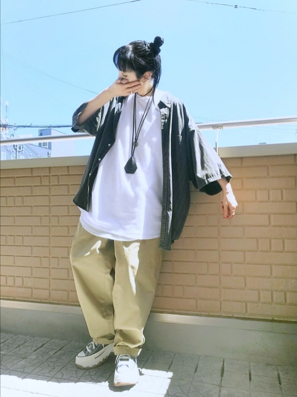 グレー系のスニーカー、ベージュ系のその他パンツ、グリーン系のシャツ/ブラウスを着用したレディースの春コーディネートの1枚目の写真