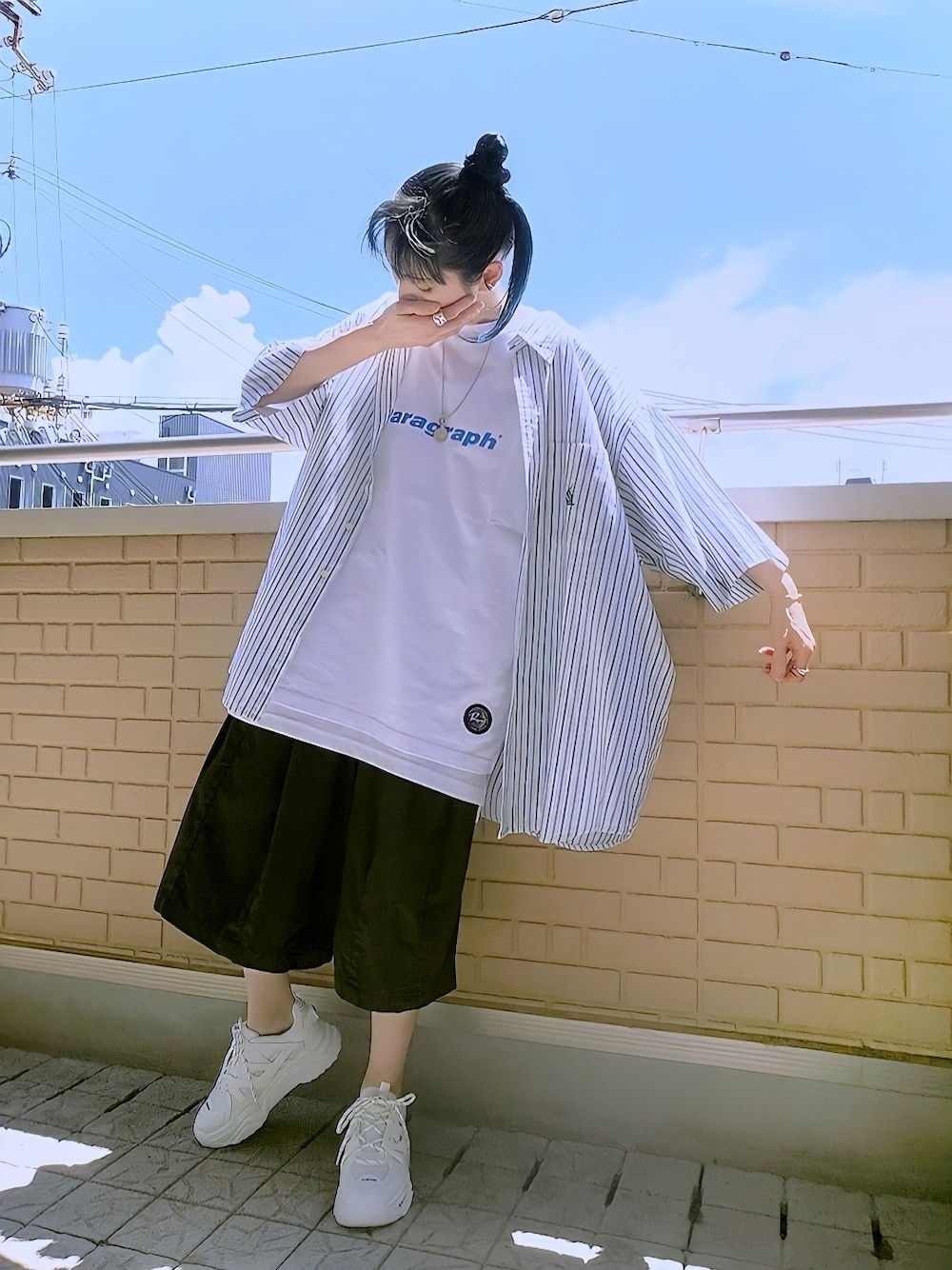 ホワイト系のTシャツ/カットソー、グリーン系のシャツ/ブラウス、ブラック系のその他パンツを着用したレディースの夏コーディネートの1枚目の写真