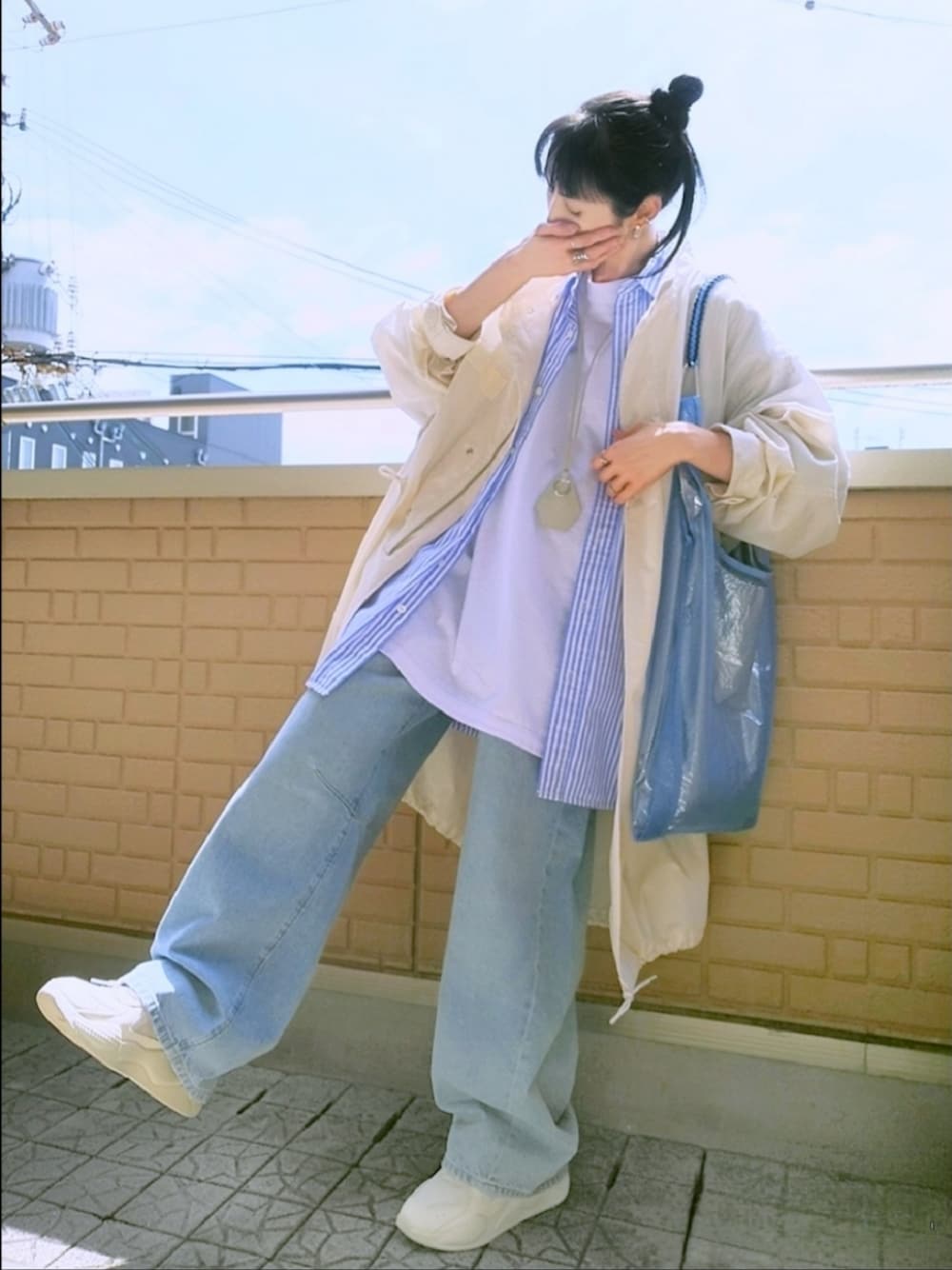 「ショルダーバッグ、デニム、オーバーサイズ、ビッグシルエット、レイヤードスタイル、シャツスタイル、Tシャツ、お出かけコーデ、休日スタイル、淡色コーデ、モッズコート、トートバッグ、ストリート、シンプルコーデ、きれいめカジュアル」｜「PUMAのPUMA（プーマ）for DRESSTERIOR RS-X スニーカー（スニーカー、ホワイト系）」を使った、k(ani)さん（レディース・161cm）の春コーディネートの1枚目の写真