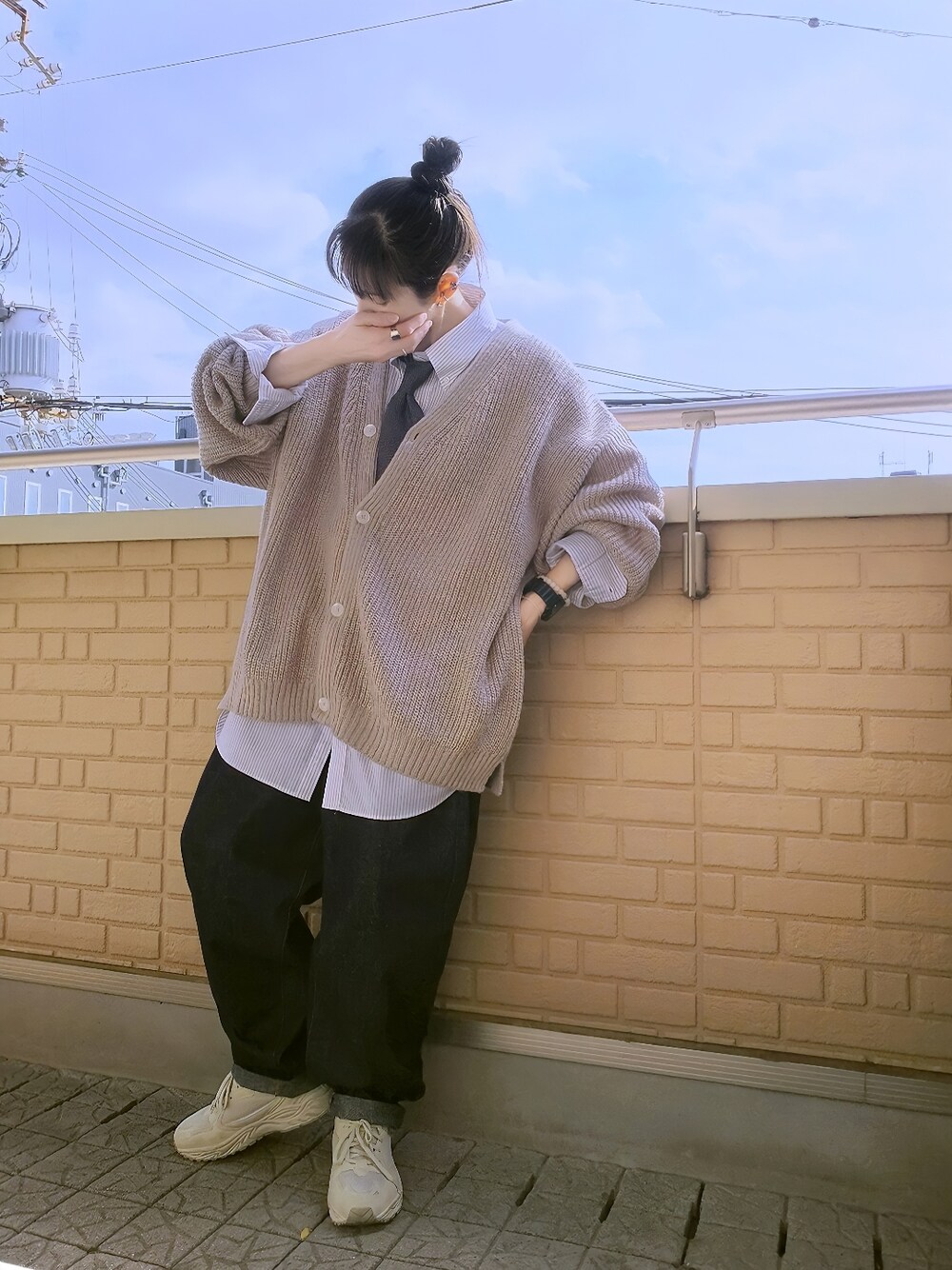 グレー系のカーディガン/ボレロ、ブルー系のデニムパンツ、ベージュ系のスニーカーを着用したレディースの冬コーディネートの3枚目の写真