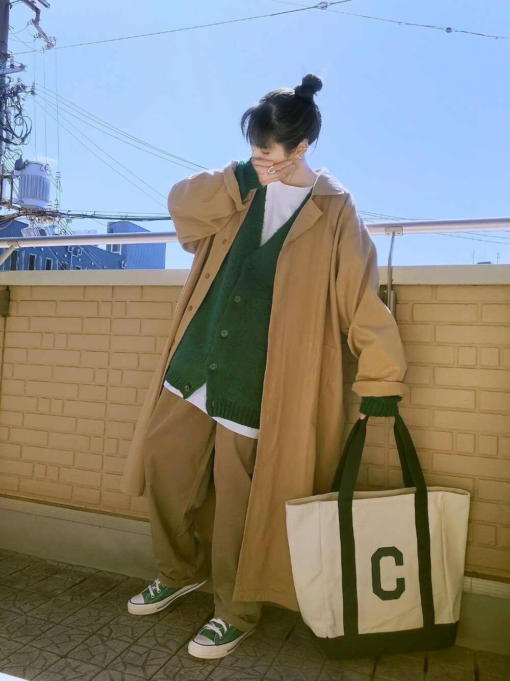 「GU、ストリート、レイヤードスタイル、カーディガン、グリーン、トートバッグ、オーバーサイズ、コンバース、コーデュロイ、モヘアニット、シンプル、チェスターコート、休日スタイル、ニット、ロンT」｜「Libra Cueの【2021/ss】ビンテージライクロングコート（チェスターコート、ベージュ系）」を使った、k(ani)さん（レディース・161cm）の秋コーディネートの1枚目の写真