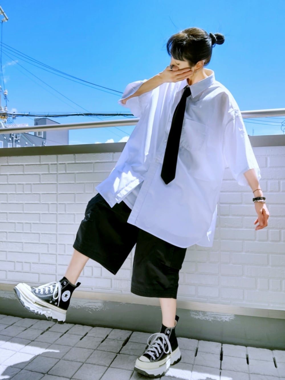 ブラック系のスニーカー、ブラック系のその他パンツ、ホワイト系のシャツ/ブラウスを着用したレディースの夏コーディネートの1枚目の写真