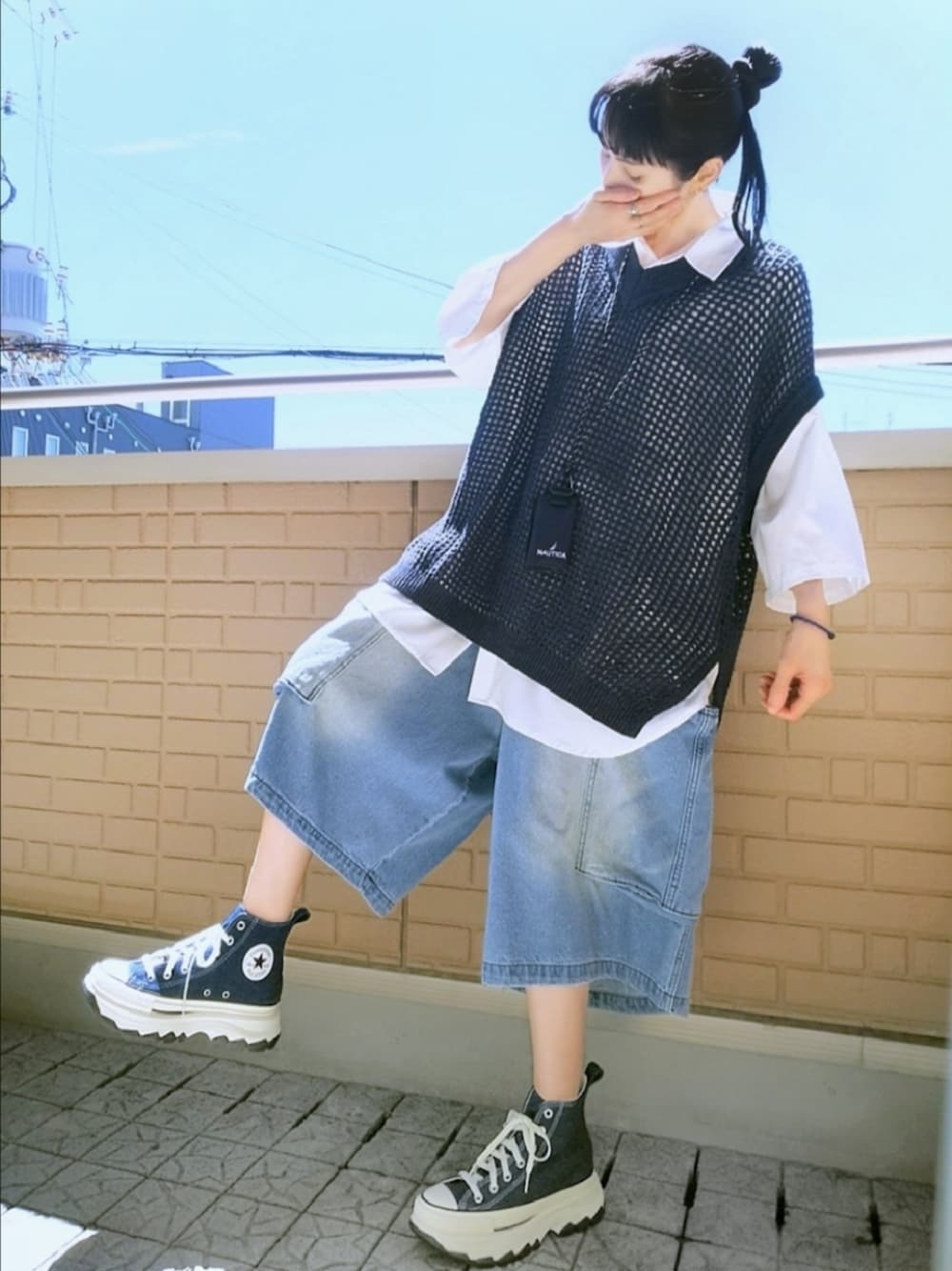 ブルー系のカーゴパンツ、ブルー系のベスト、ブルー系のスニーカーを着用したレディースの夏コーディネートの1枚目の写真