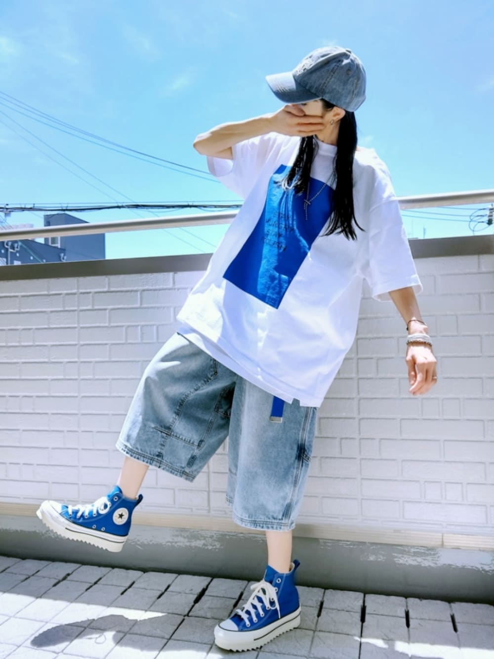 ブルー系のスニーカー、ブルー系のその他パンツ、ホワイト系のTシャツ/カットソーを着用したレディースの夏コーディネートの1枚目の写真