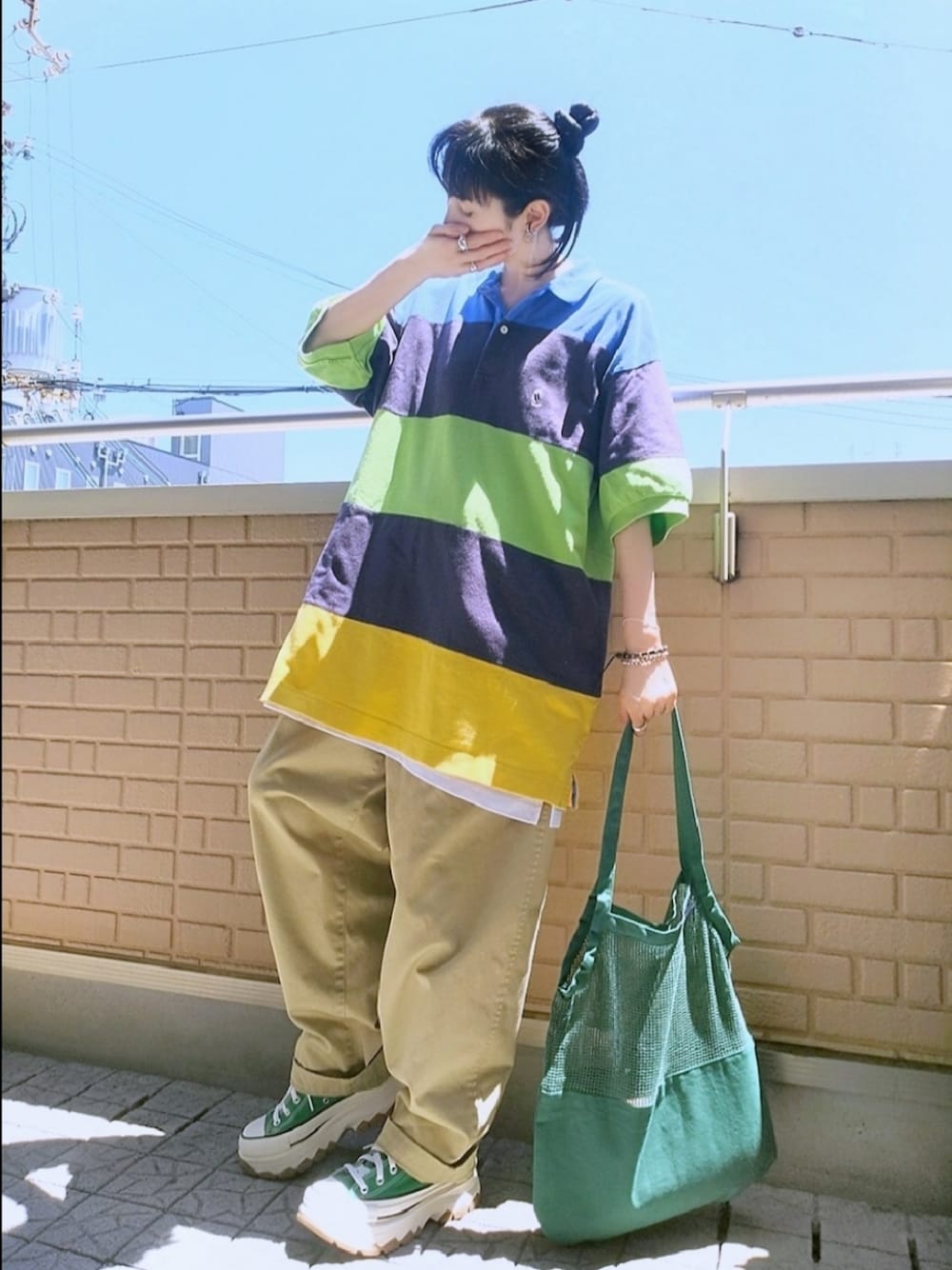 グリーン系のトートバッグ、グリーン系のスニーカー、ベージュ系のその他パンツを着用したレディースの夏コーディネートの1枚目の写真