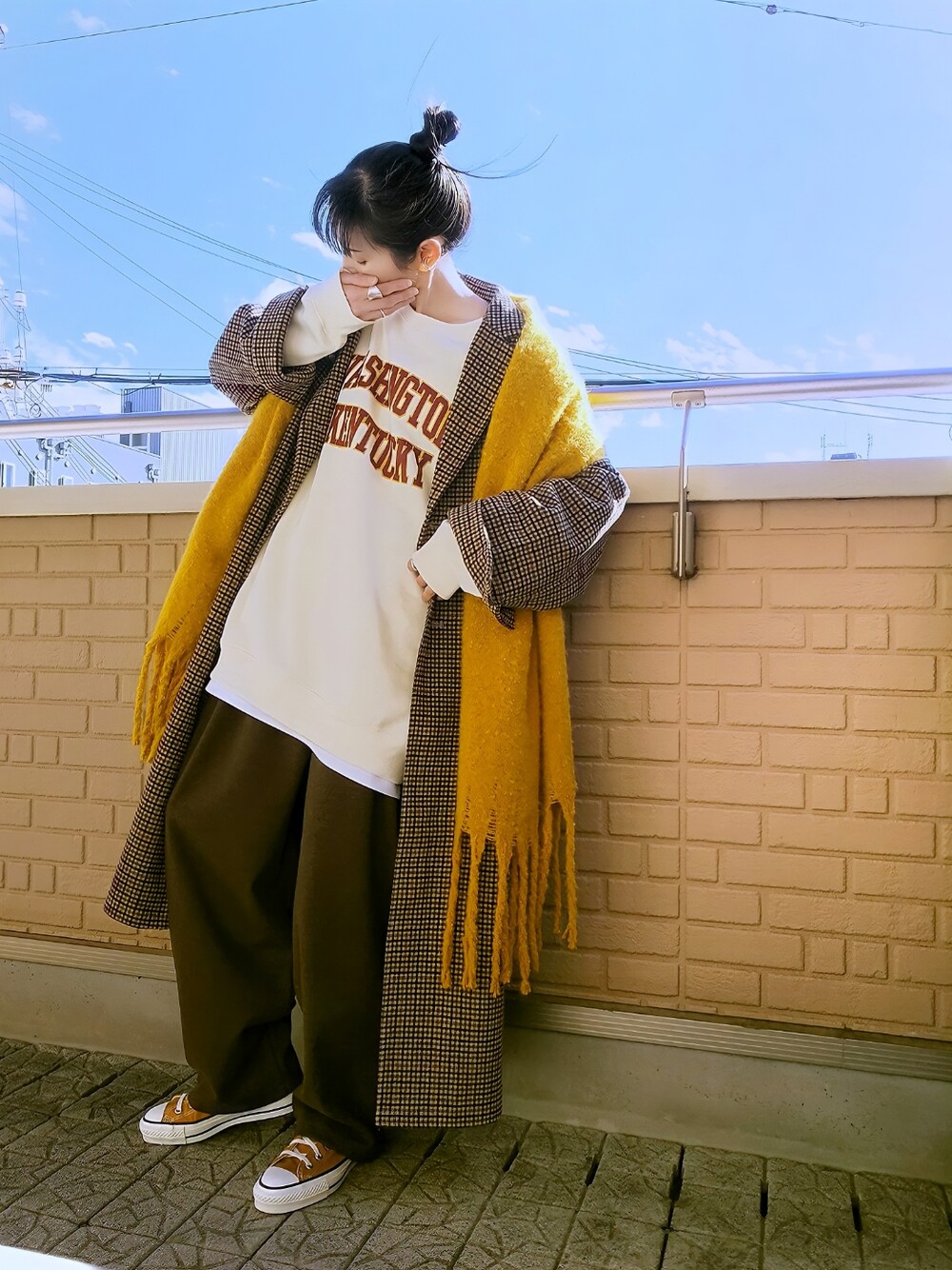 ホワイト系のスウェット、ベージュ系のチェスターコート、ブラウン系のその他パンツを着用したレディースの秋コーディネートの1枚目の写真