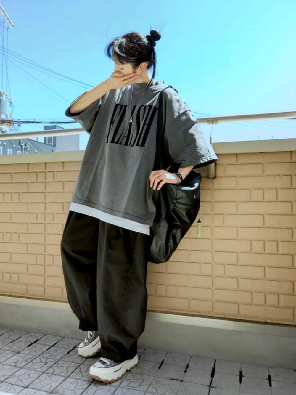 グレー系のスニーカー、ブラック系のその他パンツ、グレー系のTシャツ/カットソーを着用したレディースの夏コーディネートの1枚目の写真