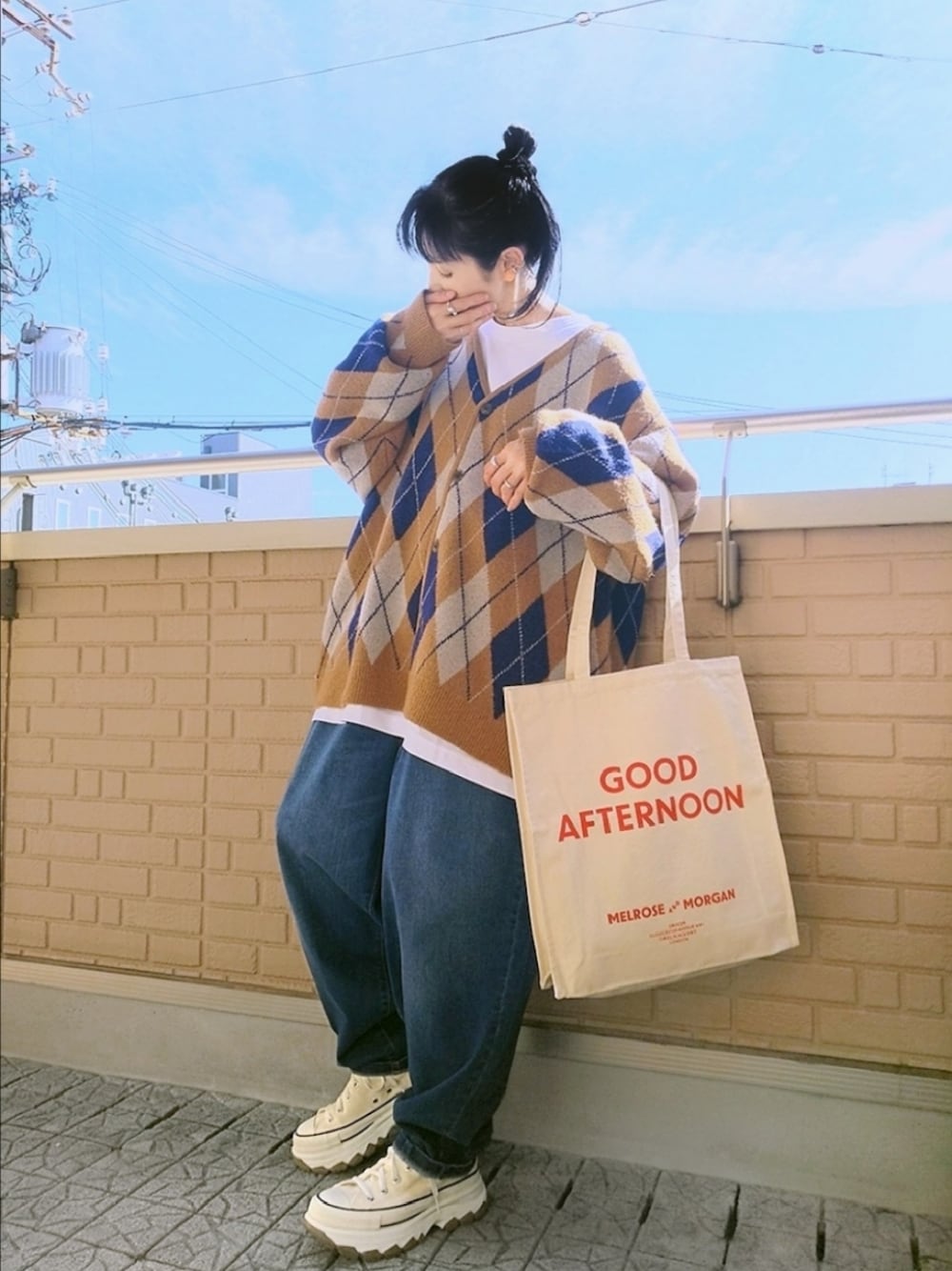 「ブラウン、トートバッグ、スニーカー、デニム、GU、カーディガン、オーバーサイズ、ビッグシルエット、レイヤードスタイル、プチプラ、休日スタイル、冬コーデ、お出かけコーデ、ラクチンコーデ」｜「CONVERSEのCONVERSE ALL STAR TREKWAVE HI 31308051（スニーカー、ホワイト系）」を使った、k(ani)さん（レディース・161cm）の冬コーディネートの1枚目の写真