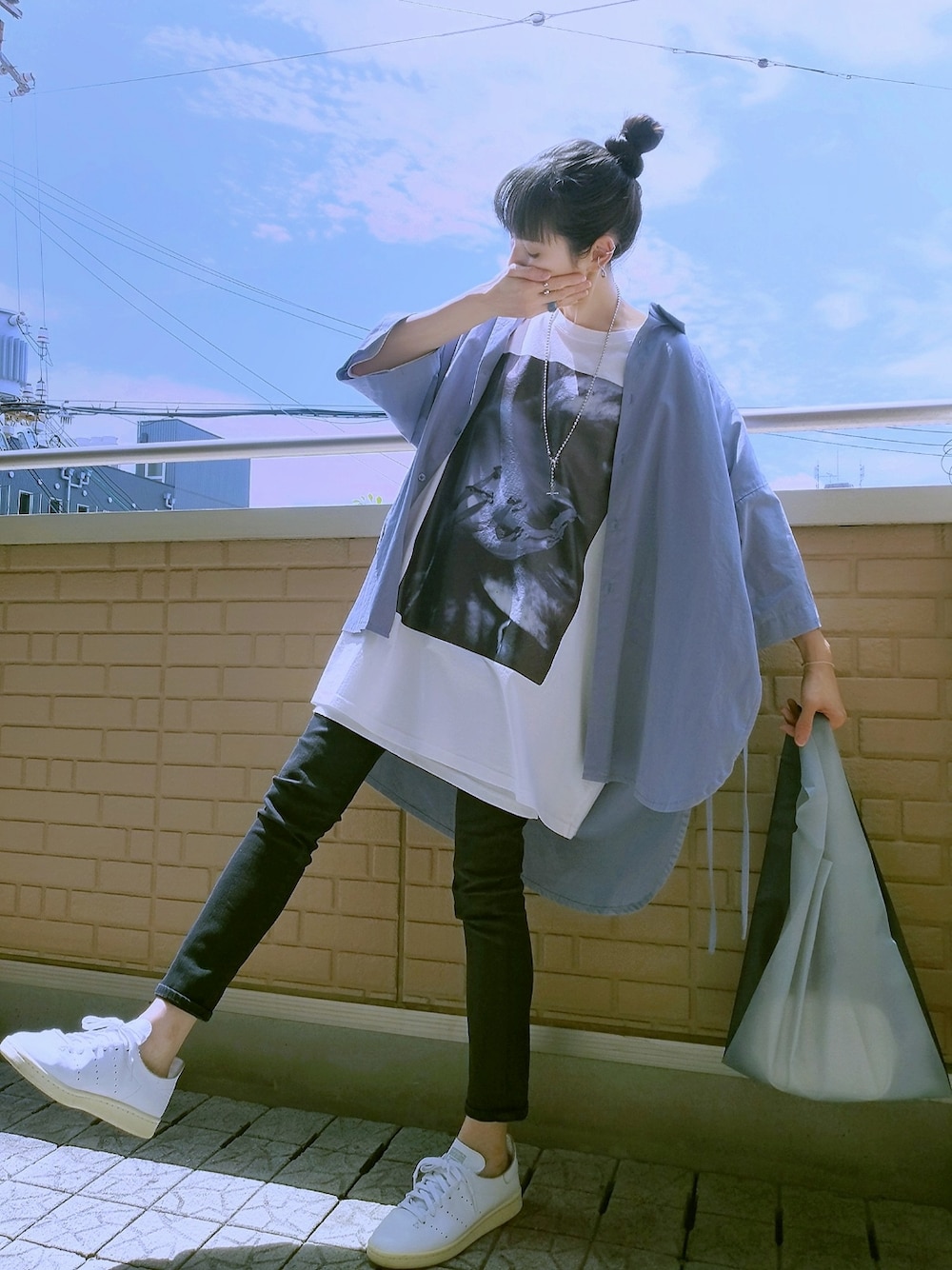 ホワイト系のTシャツ/カットソー、ブルー系のシャツ/ブラウス、ブラック系のデニムパンツを着用したレディースの夏コーディネートの1枚目の写真